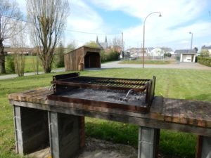 Terrain de rue avec barbecue Bourgneuf