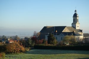 L'église et l'ancien presbytère du Mesnil-en-Vallée