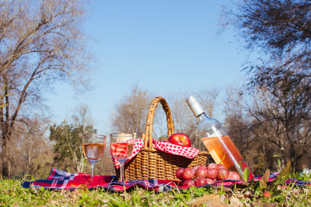 picnic-basket-with-two-glasses-of-wine Pique-nique