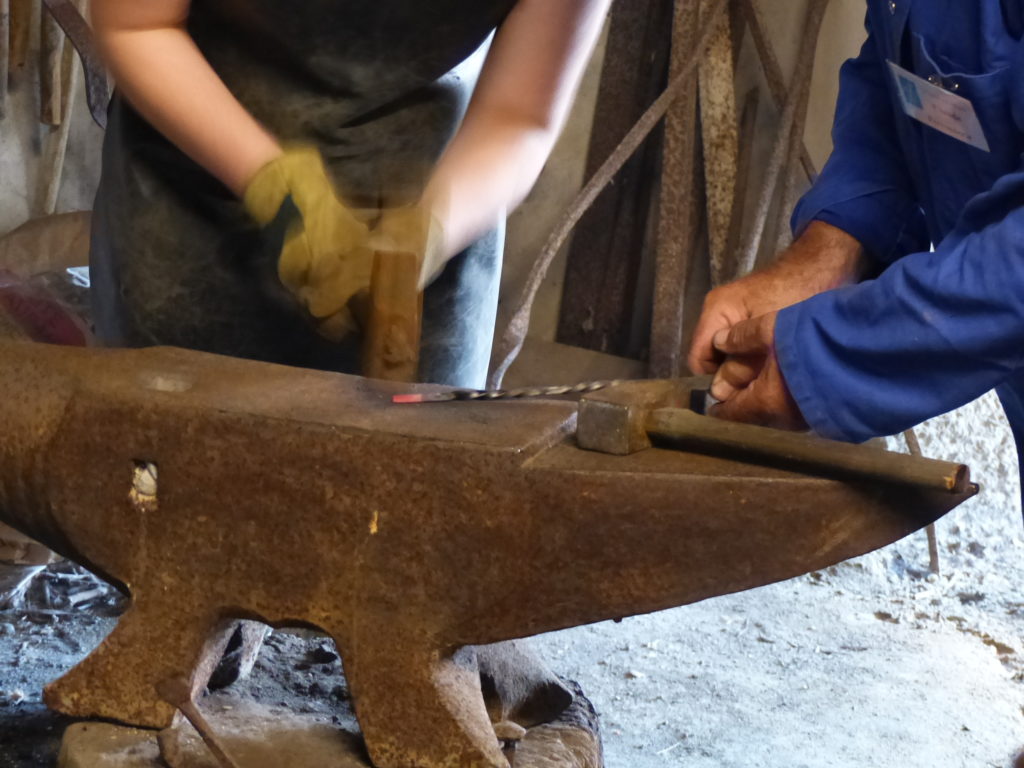 Outil en main atelier forgeron