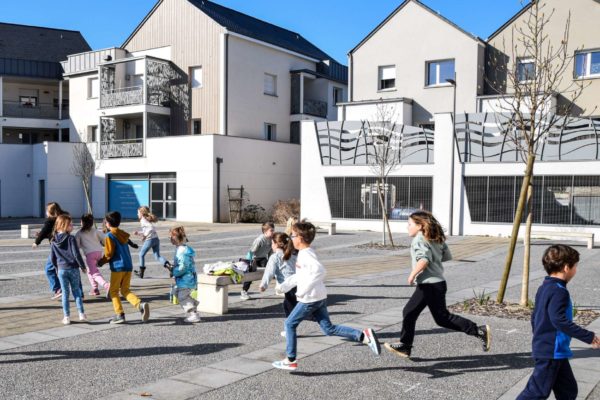 Enfants qui jouent place de la Forge à Montjean-sur-Loire