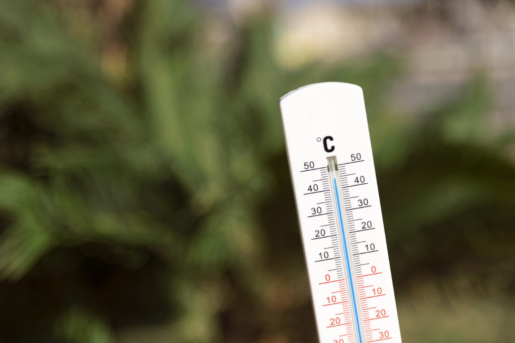 gros-plan-sur-un-thermometre-indiquant-une-temperature-elevee-ou-canicule thermomètre indisuant une température élevée en cas de forte chaleur ou de canicule