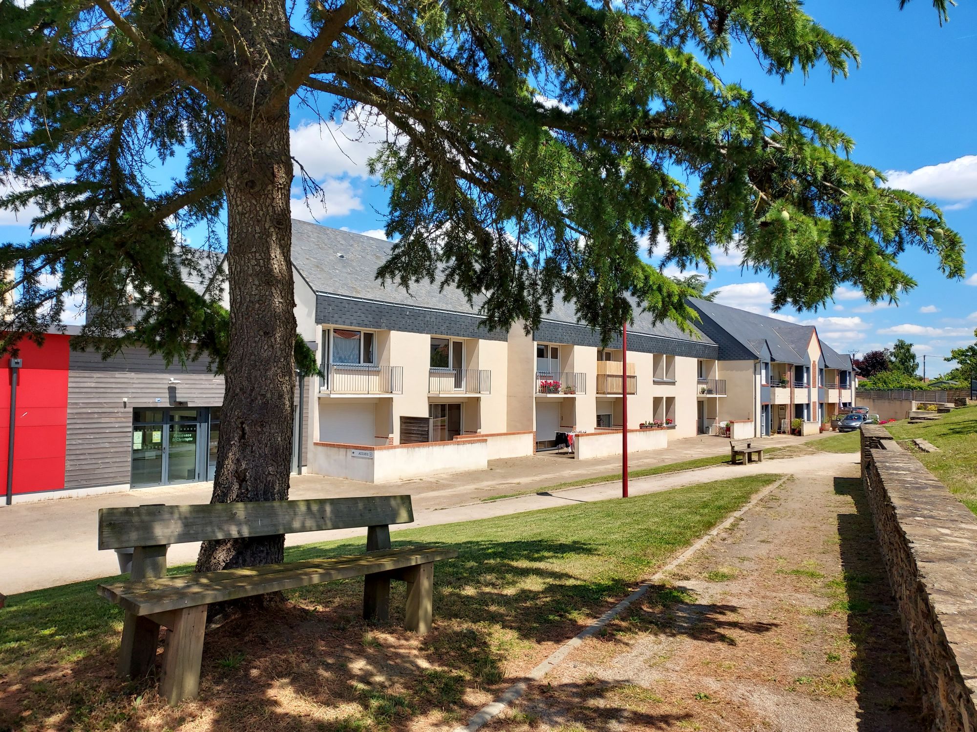 bâtiment avec de la verdure devant