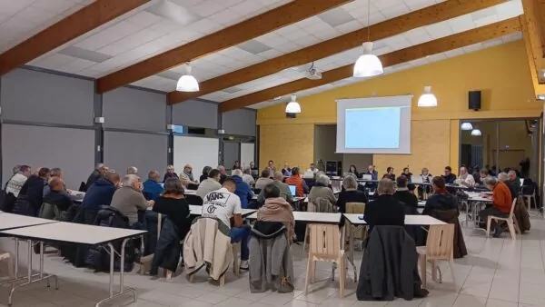 réunion du conseil municipal dans une salle