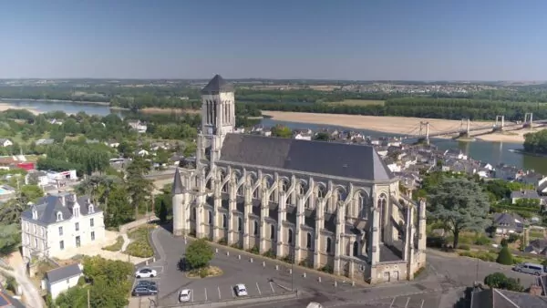 vue aerienne de l'eglise de montjean sur loire