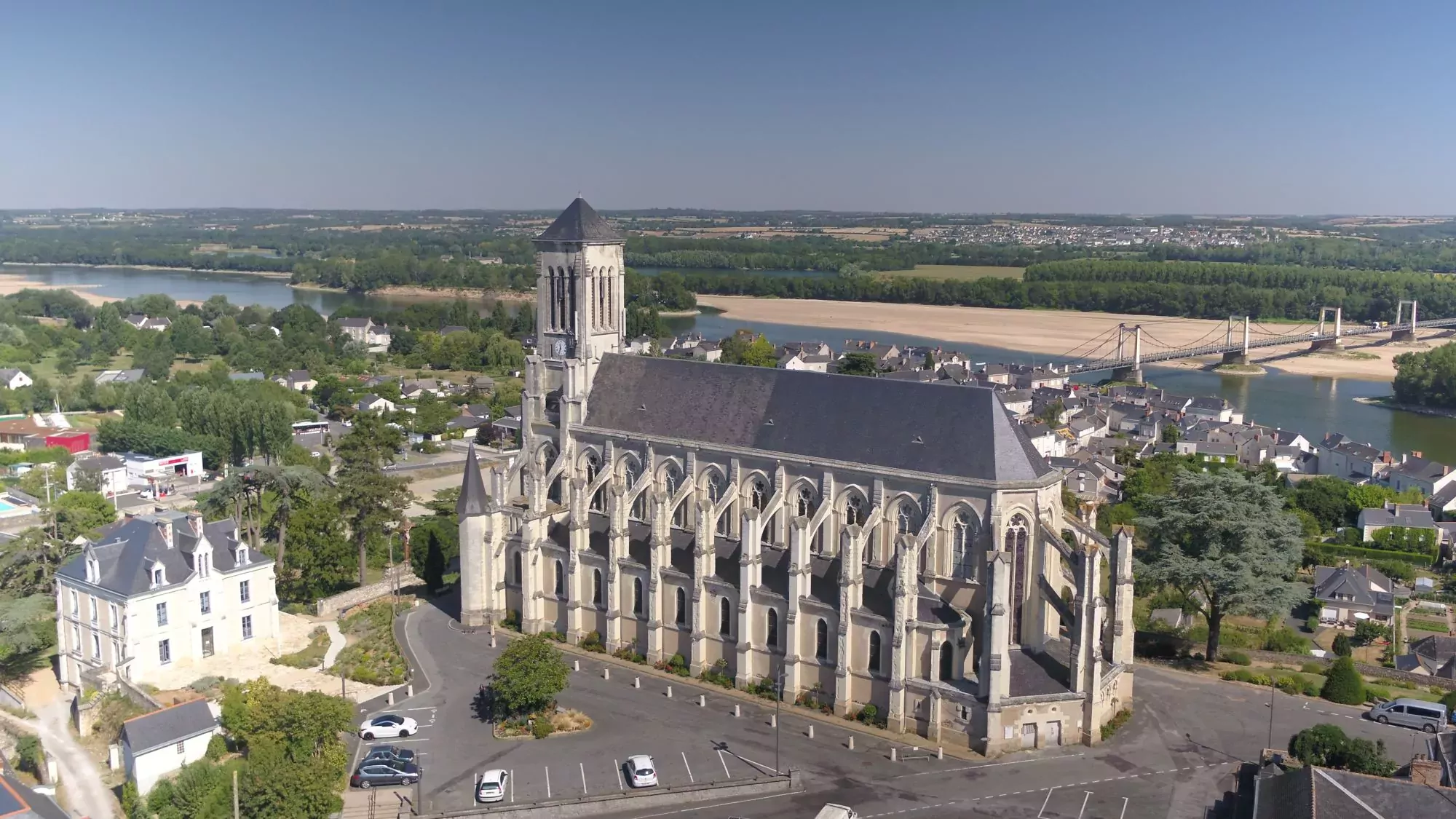 vue aerienne de l'eglise de montjean sur loire