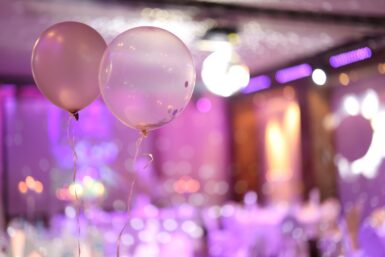 Gros plan sur des ballons dans une salle des fêtes