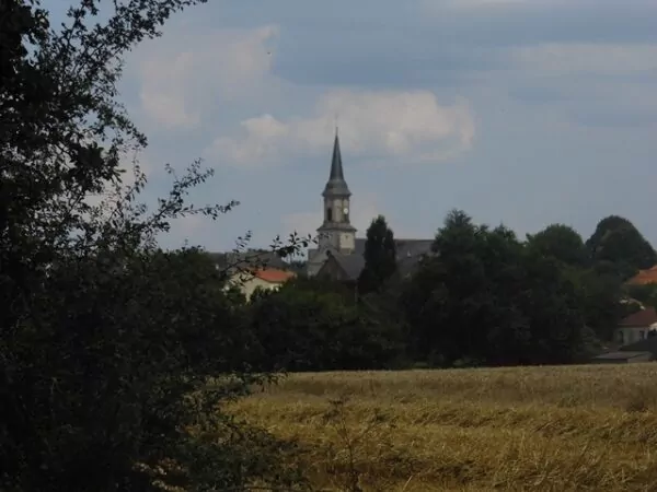 L'église de Beausse visible en second plan derrière des arbres