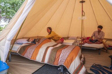 Une famille dans une tente Saharienne au camping EcoLoire