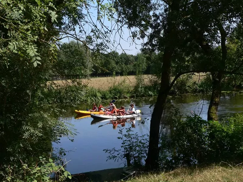 Des canoéistes sur l'Èvre