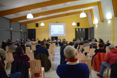 Conseil municipal de Mauges-sur-Loire dans une salle regardant un diaporama