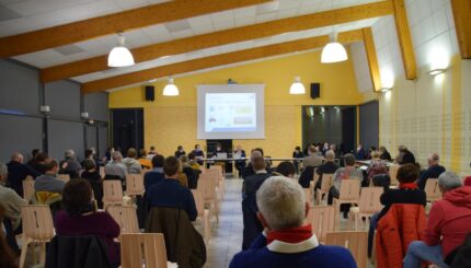 Conseil municipal de Mauges-sur-Loire dans une salle regardant un diaporama