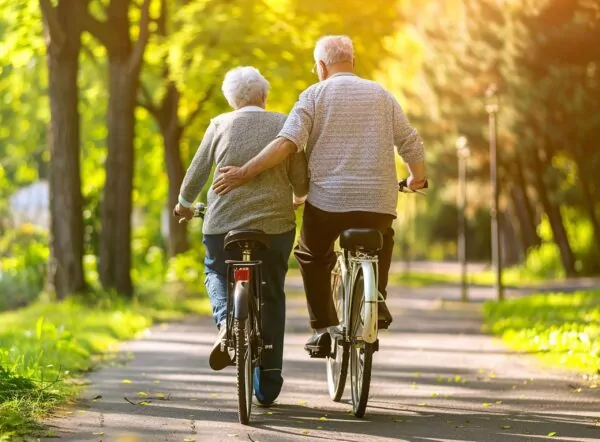 Couple de seniors à vélo en extérieur