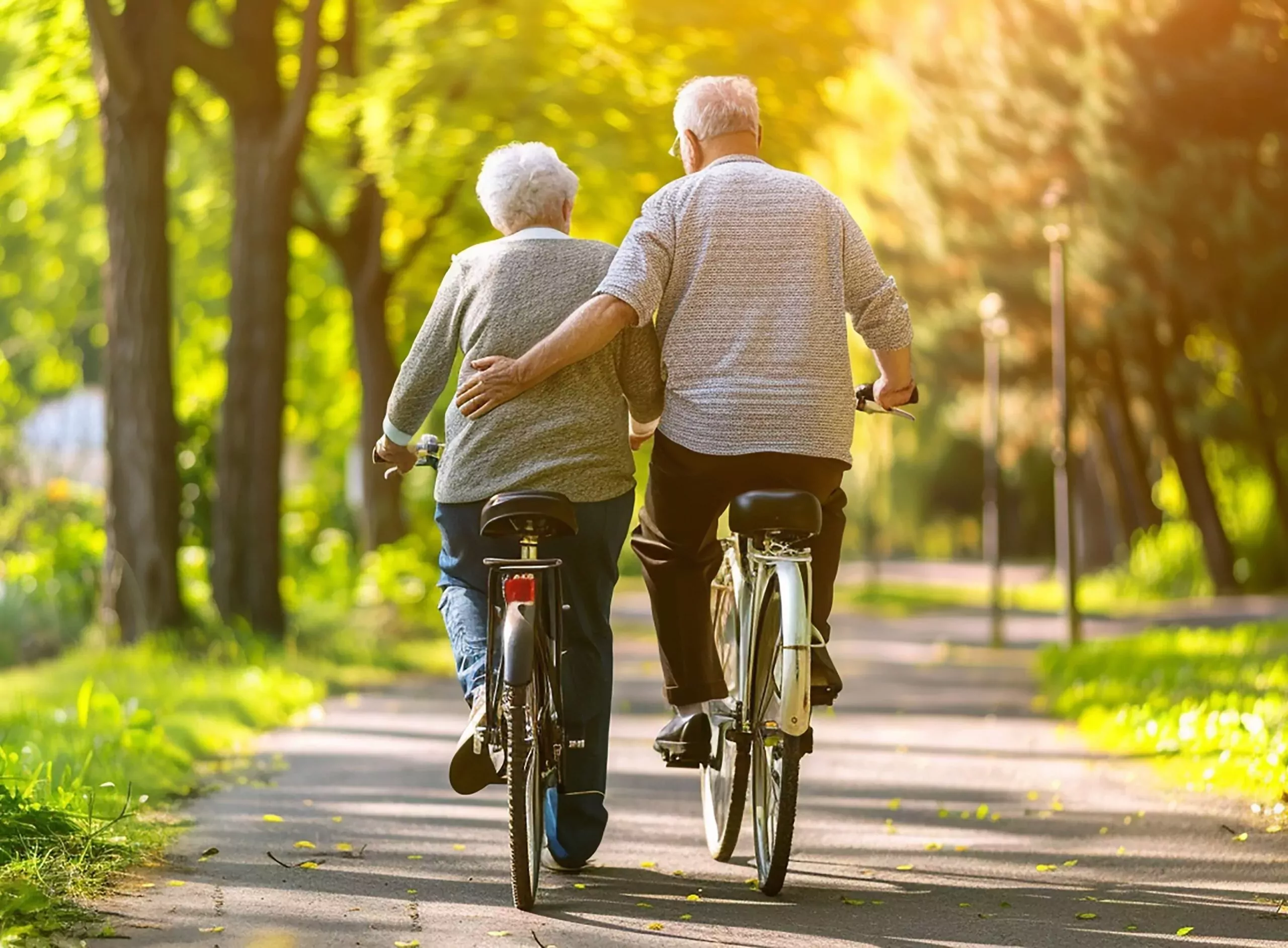 Couple de seniors à vélo en extérieur