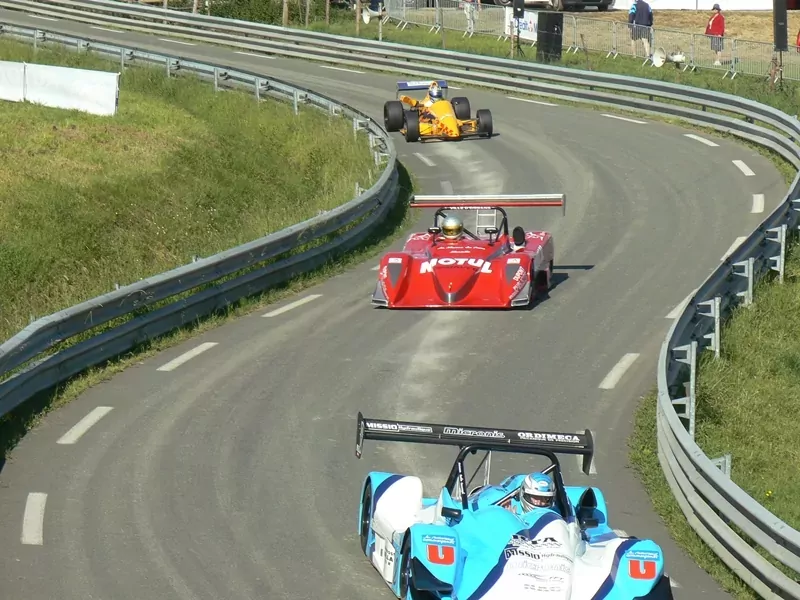 Course de côte de la Pommeraye avec voitures sur la piste