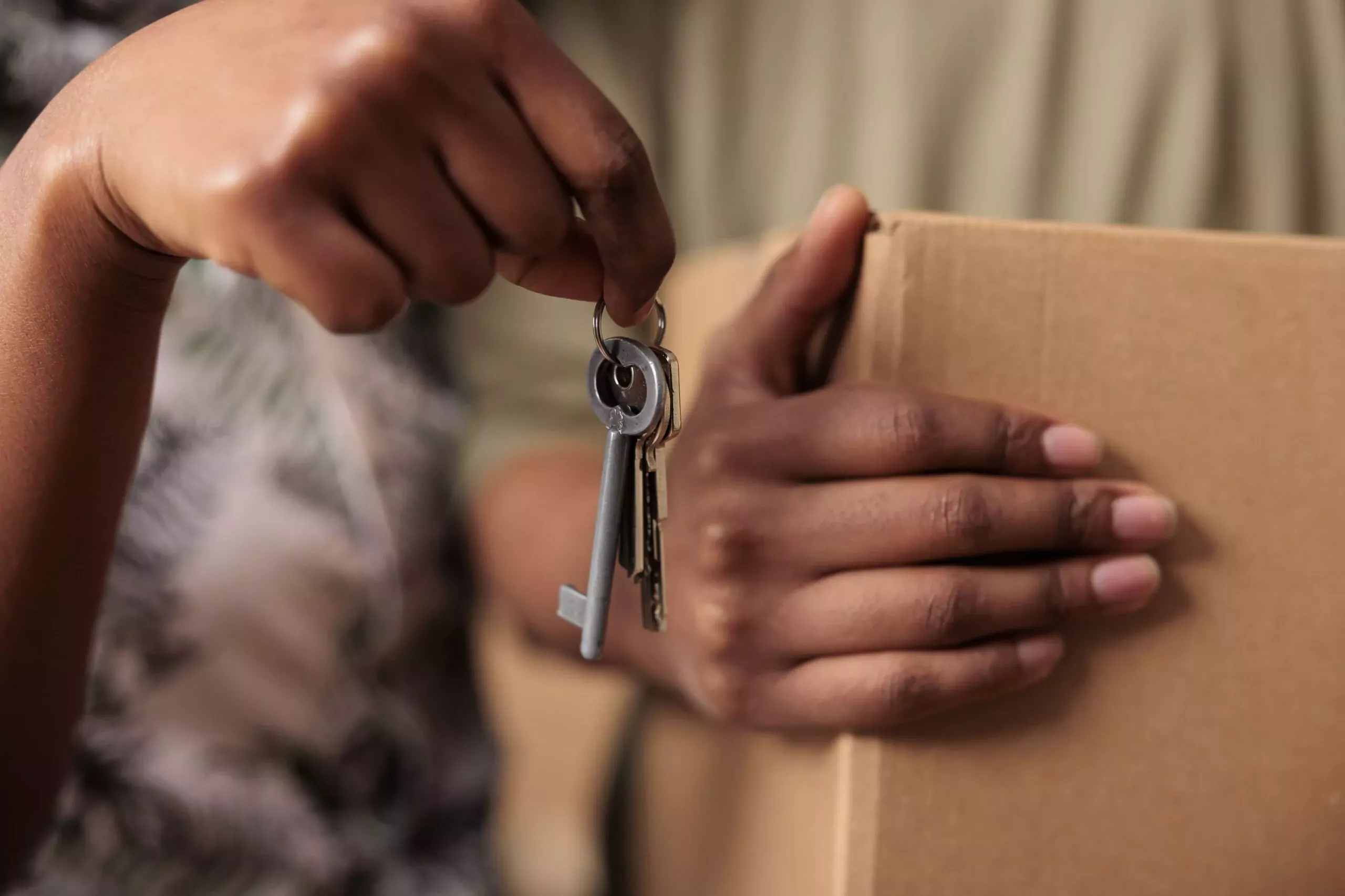 Clés et carton de déménagement