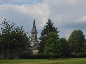 L'église de Beausse derrière des arbres