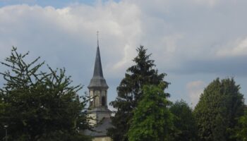 L'église de Beausse derrière des arbres