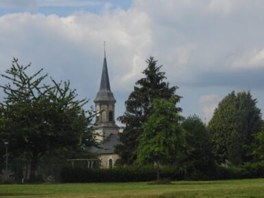 L'église de Beausse derrière des arbres