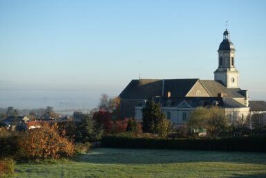 L'église et ancien presbytère du Mesnil-en-Vallée