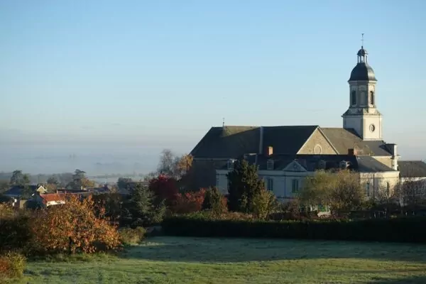L'église et ancien presbytère du Mesnil-en-Vallée