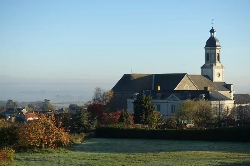 L'église et ancien presbytère du Mesnil-en-Vallée