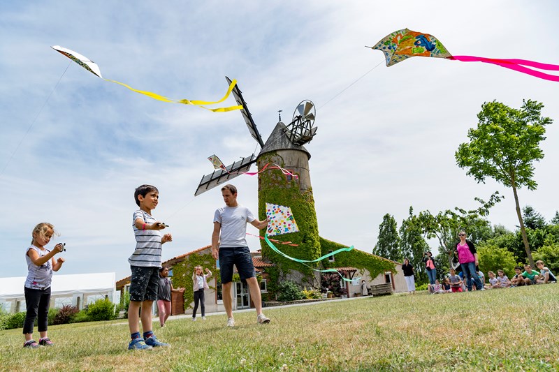 Des habitants de la Chapelle-Saint-Florent jouent au cerf-volant à l'occasion de la fête des battages au Moulin de l'Epinay