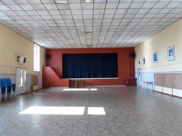 Grande Salle de Botz-en-Mauges vue du fond, face à la scène