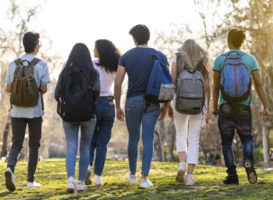 Groupe de jeunes dans un parc.