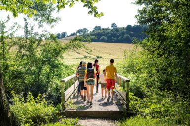 Des randonneurs se baladent dans la campagne de la Chapelle-Saint-Florent