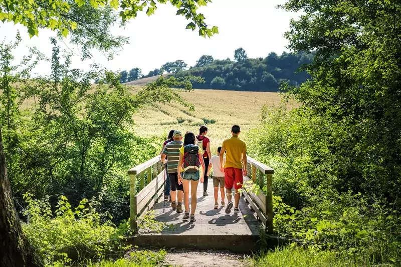 Des randonneurs se baladent dans la campagne de la Chapelle-Saint-Florent