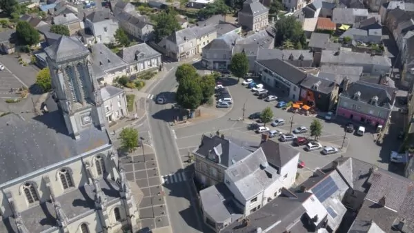 Vue aérienne du centre-bourg de la Pommeraye