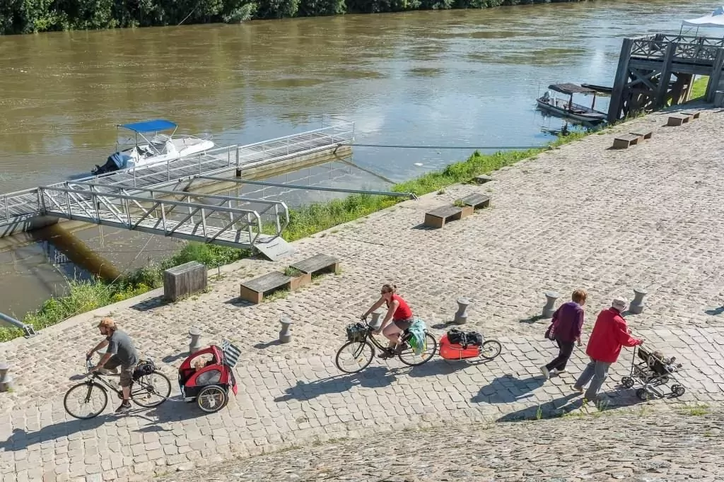 Des cyclistes en bord de Loire