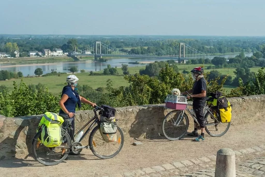 Des cyclistes observent la vue de la Loire