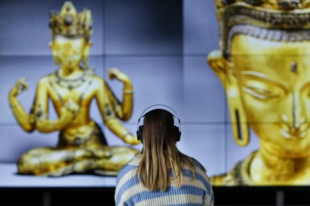 Une femme de dos, casque sur les oreilles