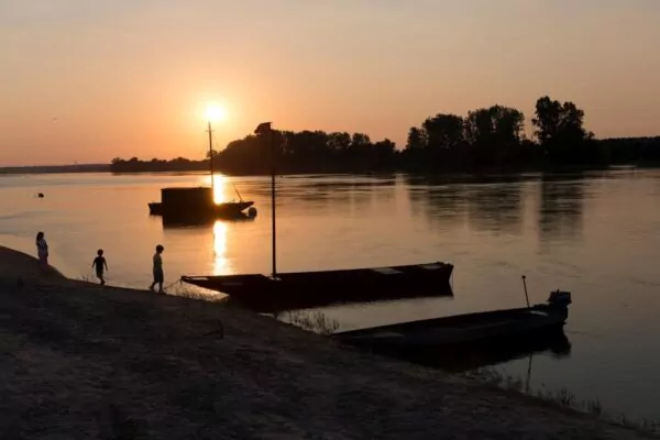 Paysage avec coucher de soleil reflétant sur l'eau