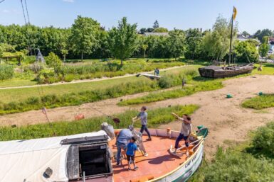 Une famille s'amuse sur un bateau dans le parc de Cap Loire