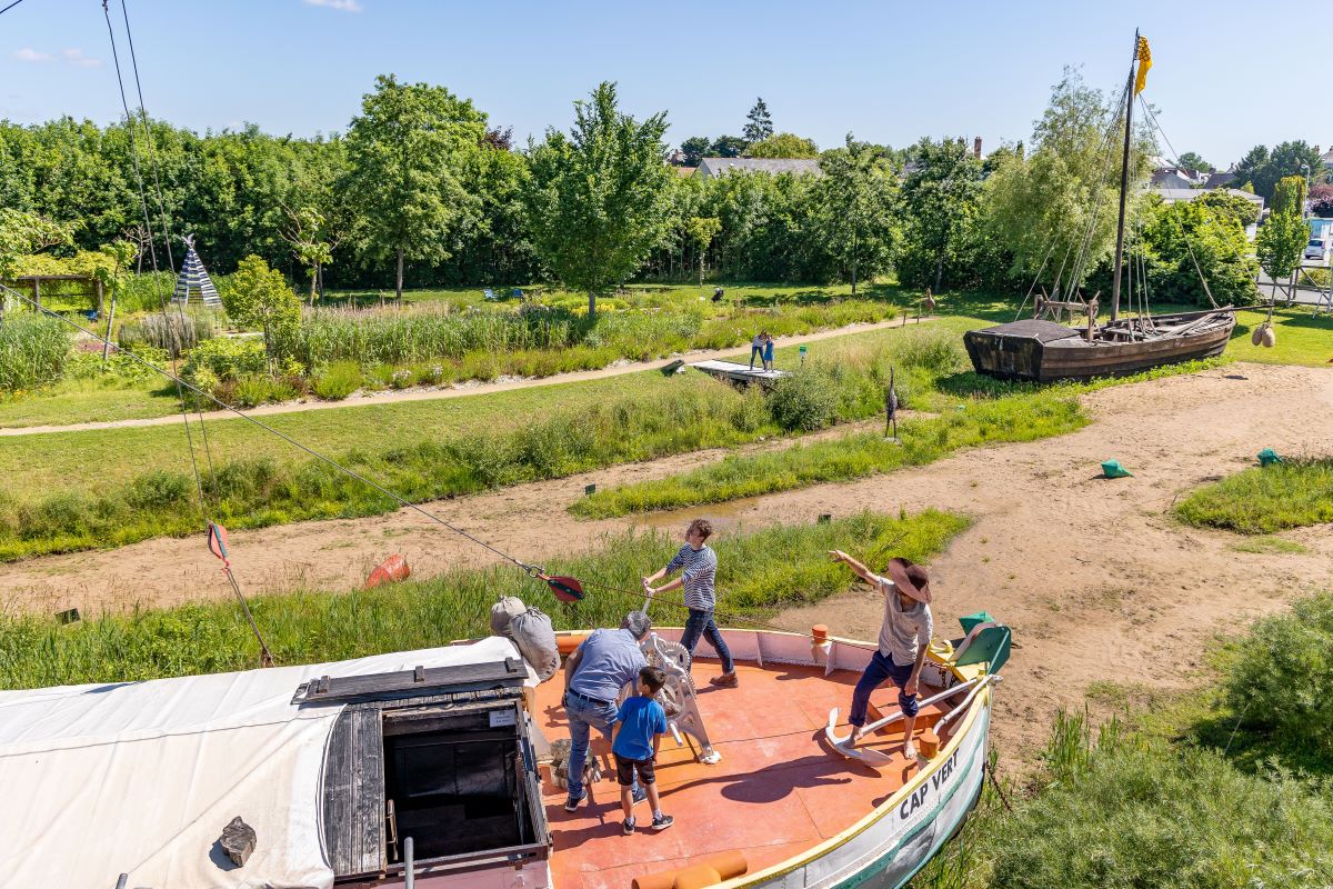 Une famille s'amuse sur un bateau dans le parc de Cap Loire