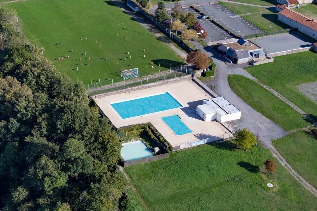 Vue aérienne de la piscine du Mont-Glonne à Saint-Florent-le-Vieil