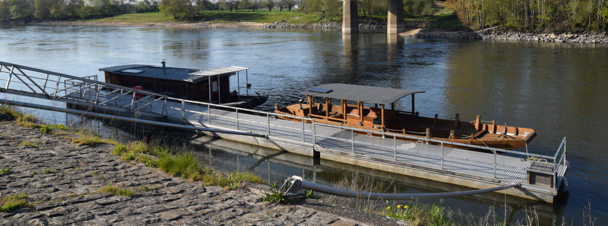 Bateau amarré à un ponton