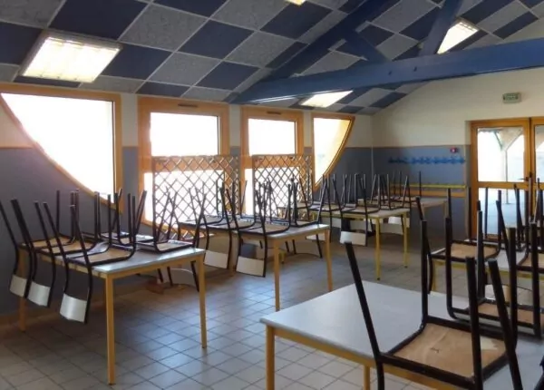 Salle de restauration scolaire de Botz-en-Mauges avec chaises sur les tables
