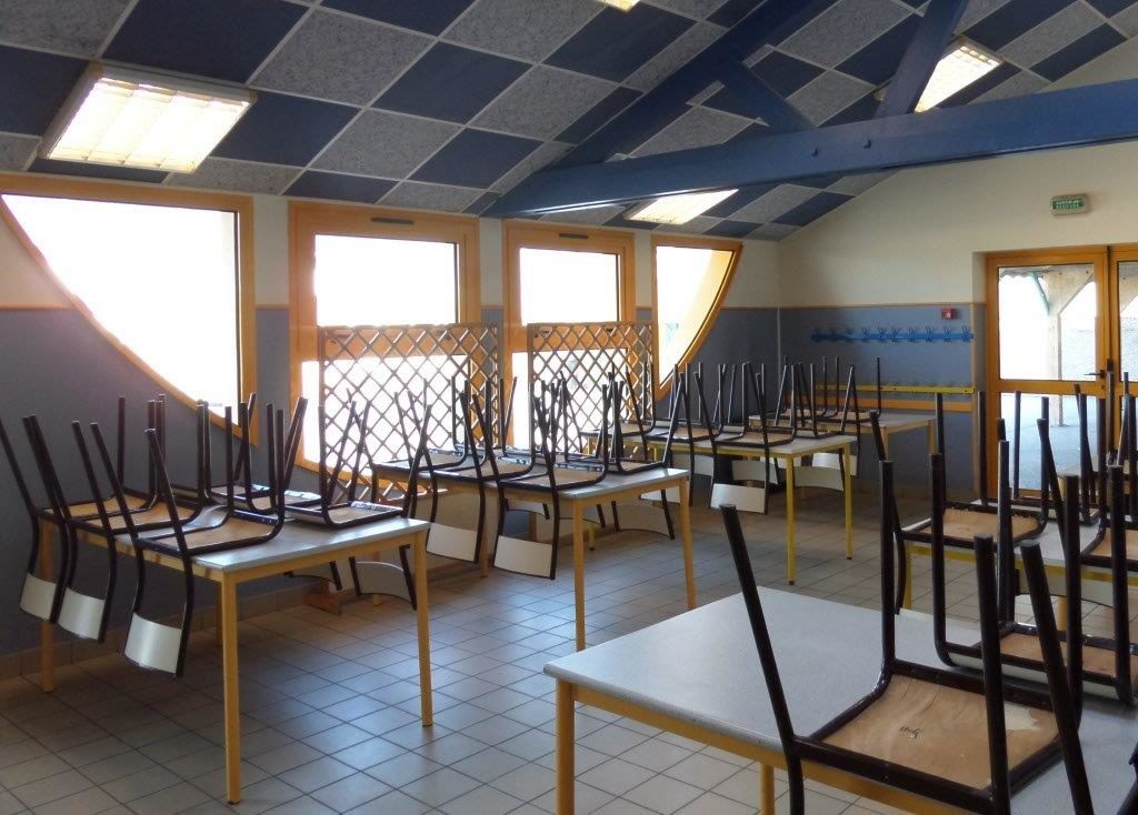 Salle de restauration scolaire de Botz-en-Mauges avec chaises sur les tables