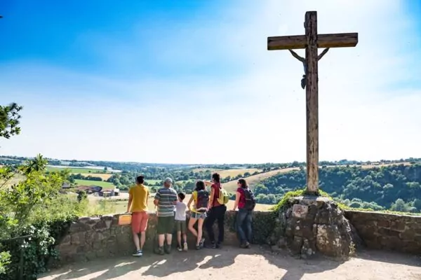 Des randonneurs observent le paysage au site de Courossé à la Chapelle-Saint-Florent