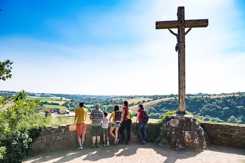 Des randonneurs observent le paysage au site de Courossé à la Chapelle-Saint-Florent