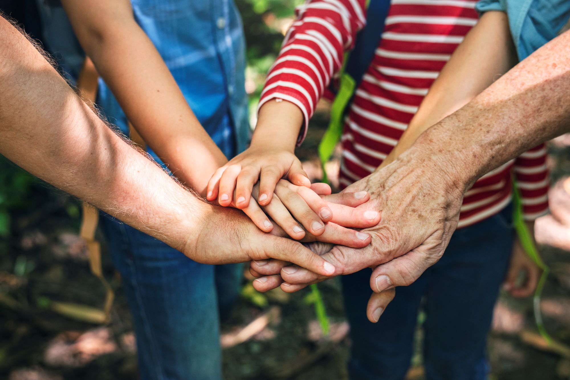 Des mains empilées les unes sur les autres en signe de solidarité