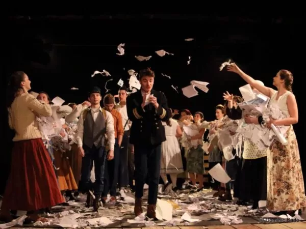 Des acteurs sur scène pendant un spectacle au Théâtre des Rêveries