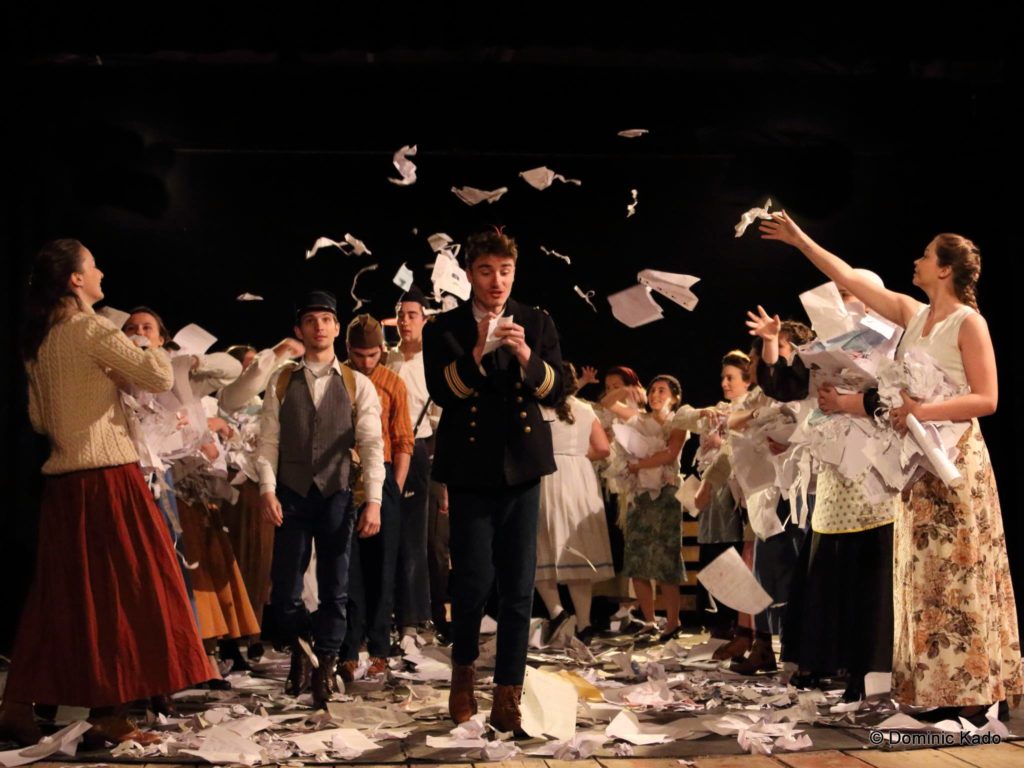 Des acteurs sur scène pendant un spectacle au Théâtre des Rêveries