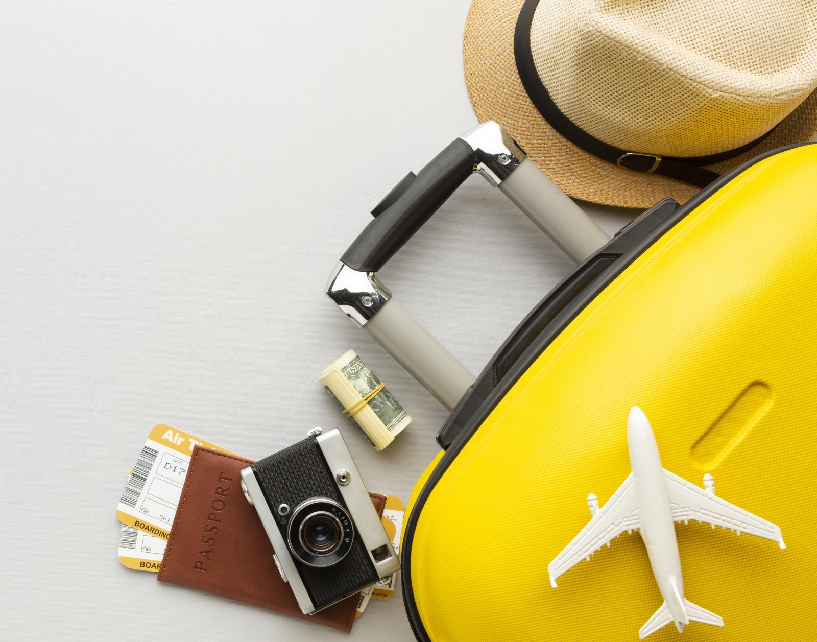Divers éléments (valise, appareil photo, passeport...) représentant le voyage et le tourisme