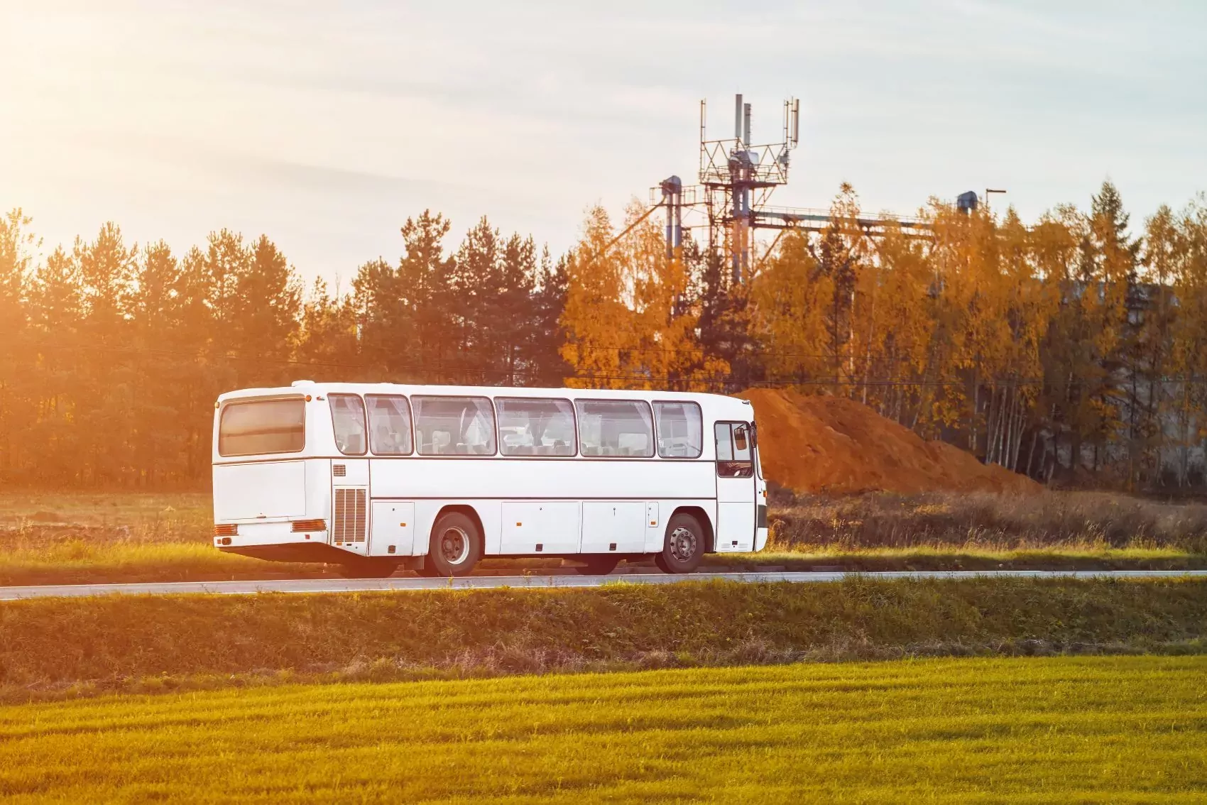 Un car sur une route