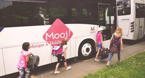 Des enfants près d'un car Mooj! de Mauges-sur-Loire